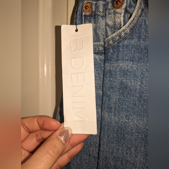 2. NWT EB DENIM VINTAGE UNRAVELED STRAIGHT LEG IN MEDIUM WASH - Picture 12 of 13